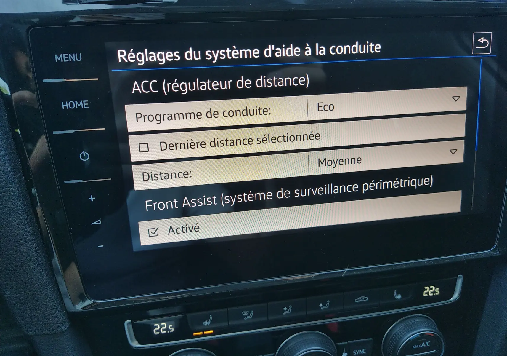 Écran tactile intérieur de la Volkswagen Golf gris reflet d'argent, affichant les réglages d’aide à la conduite.