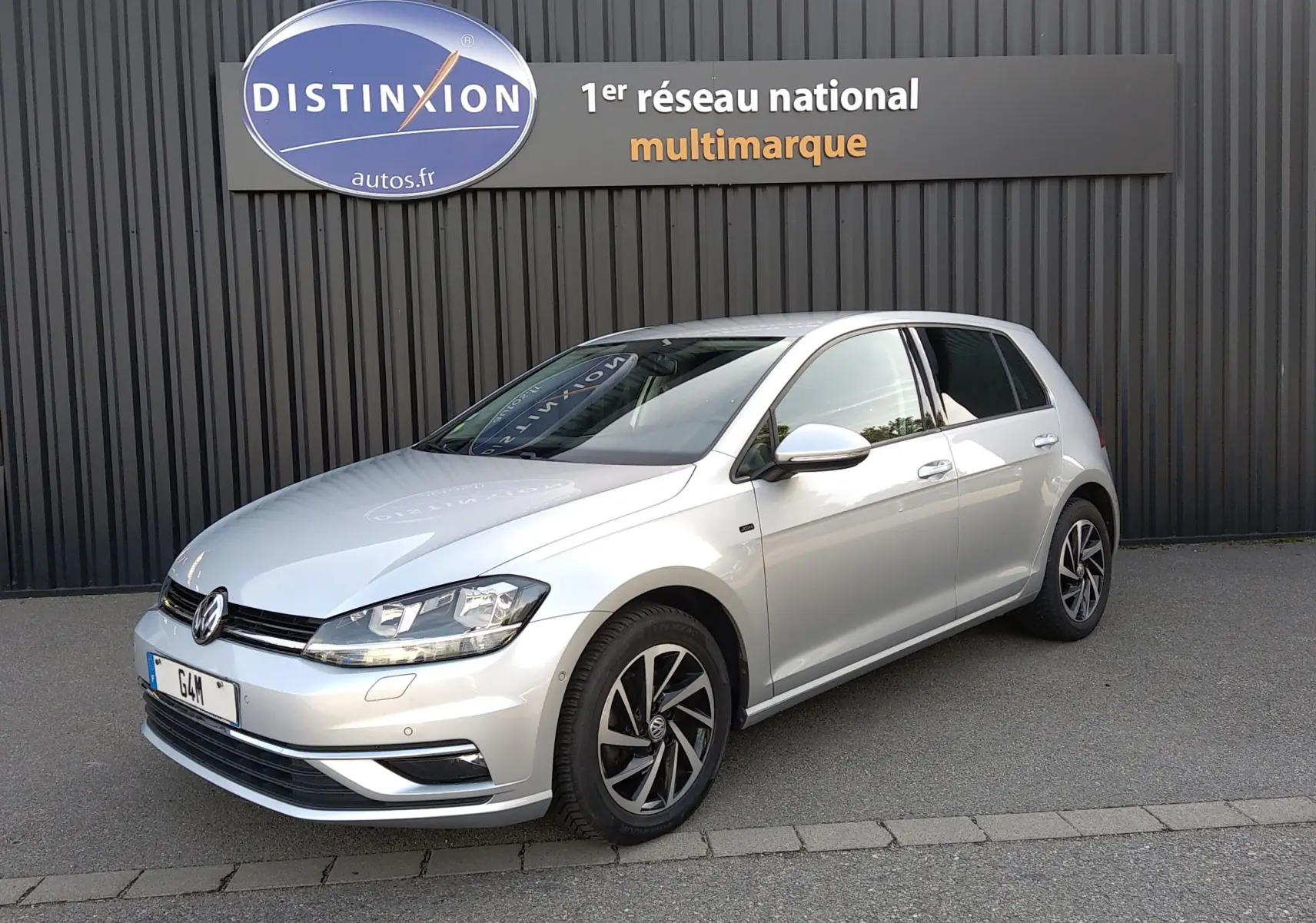 Volkswagen Golf 1.6 TDI gris reflet d'argent vue 3/4 avant droit, avec jantes alliage et calandre noire brillante.