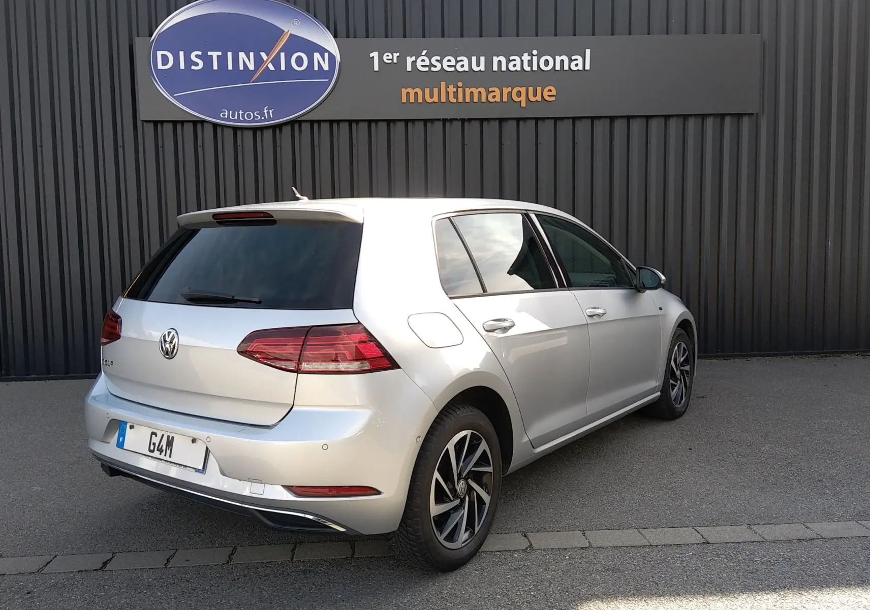 Volkswagen Golf 1.6 TDI gris reflet d'argent vue 3/4 arrière droit, avec jantes alliage et vitres teintées.