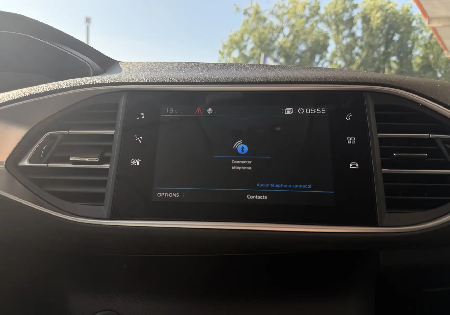 Vue rapprochée de l'écran tactile central du tableau de bord de la Peugeot 308 SW 2021, affichant la connexion Bluetooth.