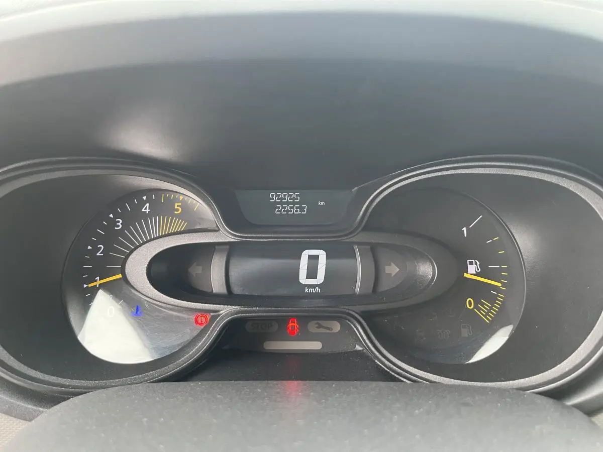 Tableau de bord noir du Renault Trafic Fourgon blanc, affichant 0 km/h et jauge carburant presque vide.