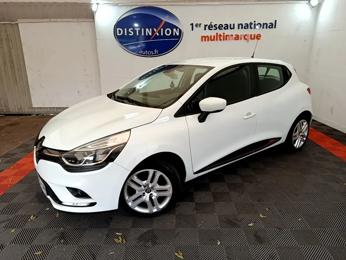 Renault Clio Business TCe 90 blanc vue 3/4 avant droit, avec jantes alliage et rétroviseurs blancs.