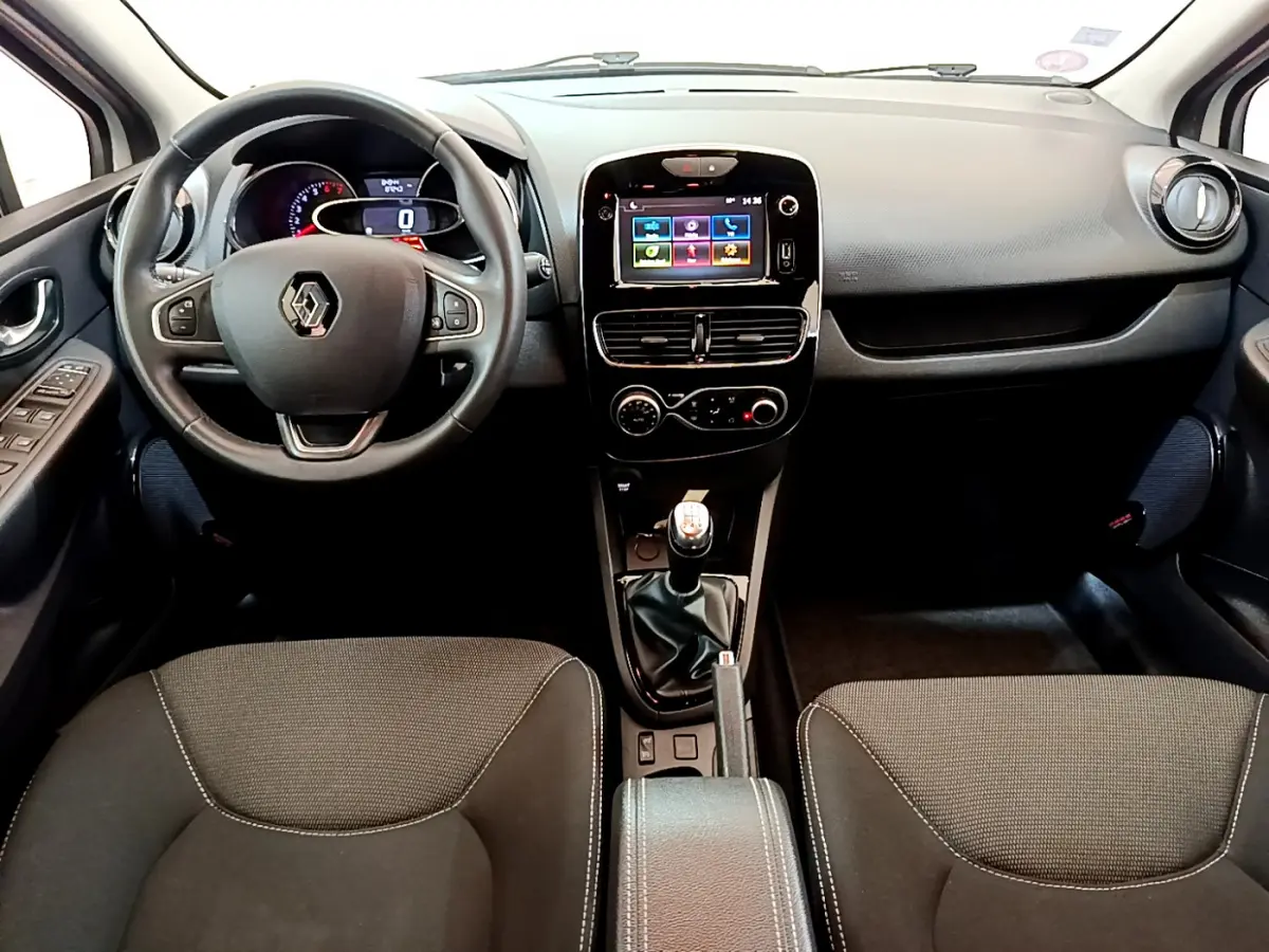 Intérieur de la Renault Clio Business TCe 90 2019 vu de face, tableau de bord noir avec écran tactile et volant cuir.