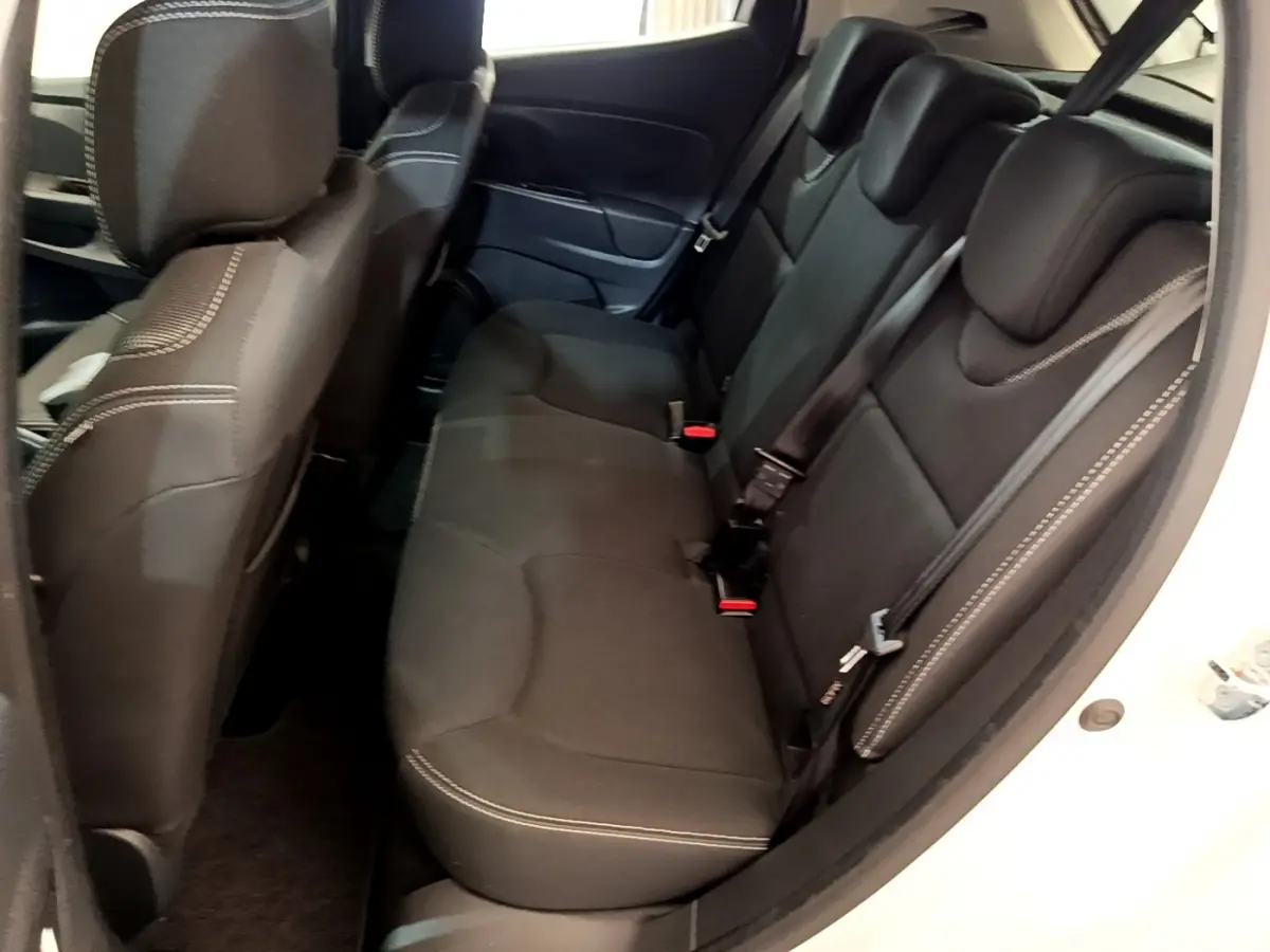 Vue intérieure côté droit sur la banquette arrière noire avec coutures blanches de la Renault Clio Business TCe 90 blanche de 2019.