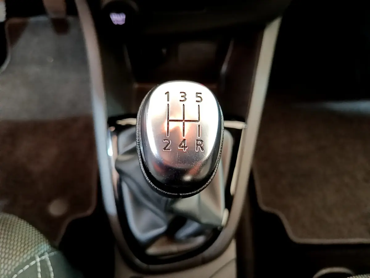 Le levier de vitesses manuel argenté de la Renault Clio Business TCe 90, entouré de garnitures noires.