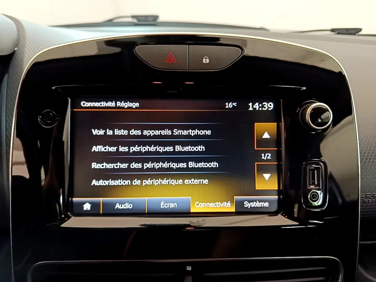 Écran tactile central noir de la Renault Clio Business TCe 90 2019 affichant les réglages de connectivité Bluetooth.