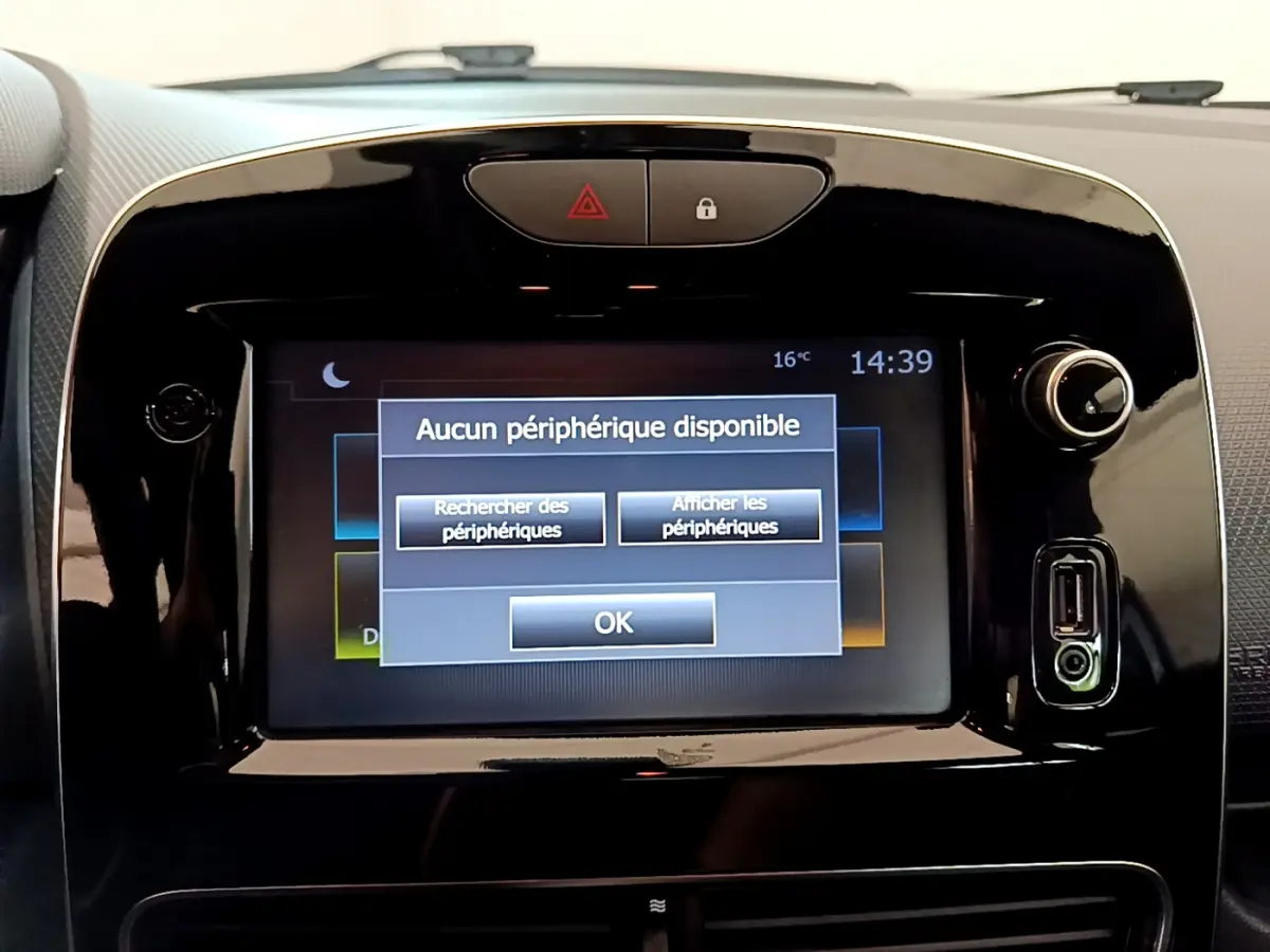 Écran tactile central noir de la Renault Clio Business TCe 90 blanc, affichant un message de connexion périphérique.