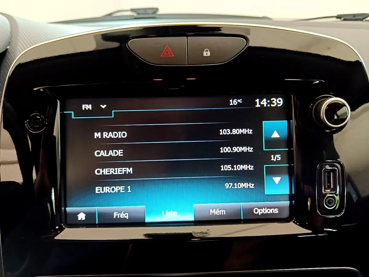 Écran tactile central de la Renault Clio Business blanc, affichant les stations radio FM avec commandes autour.