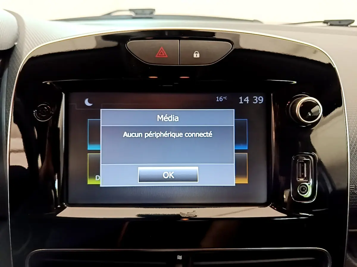 Écran tactile central noir affichant un message média sans périphérique connecté dans une Renault Clio Business blanche.