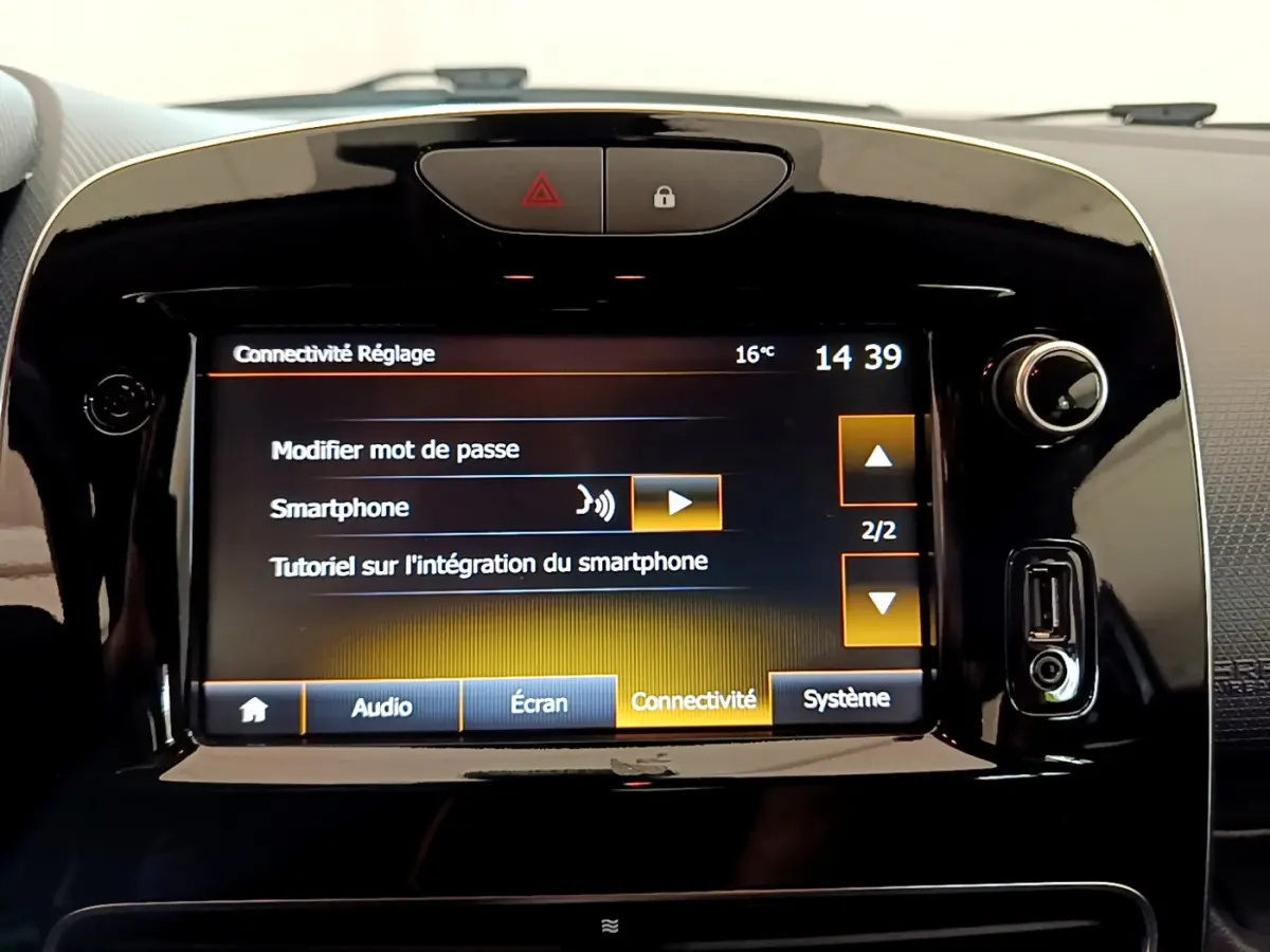 Écran tactile central de la Renault Clio Business TCe 90 2019 affichant les réglages de connectivité smartphone.