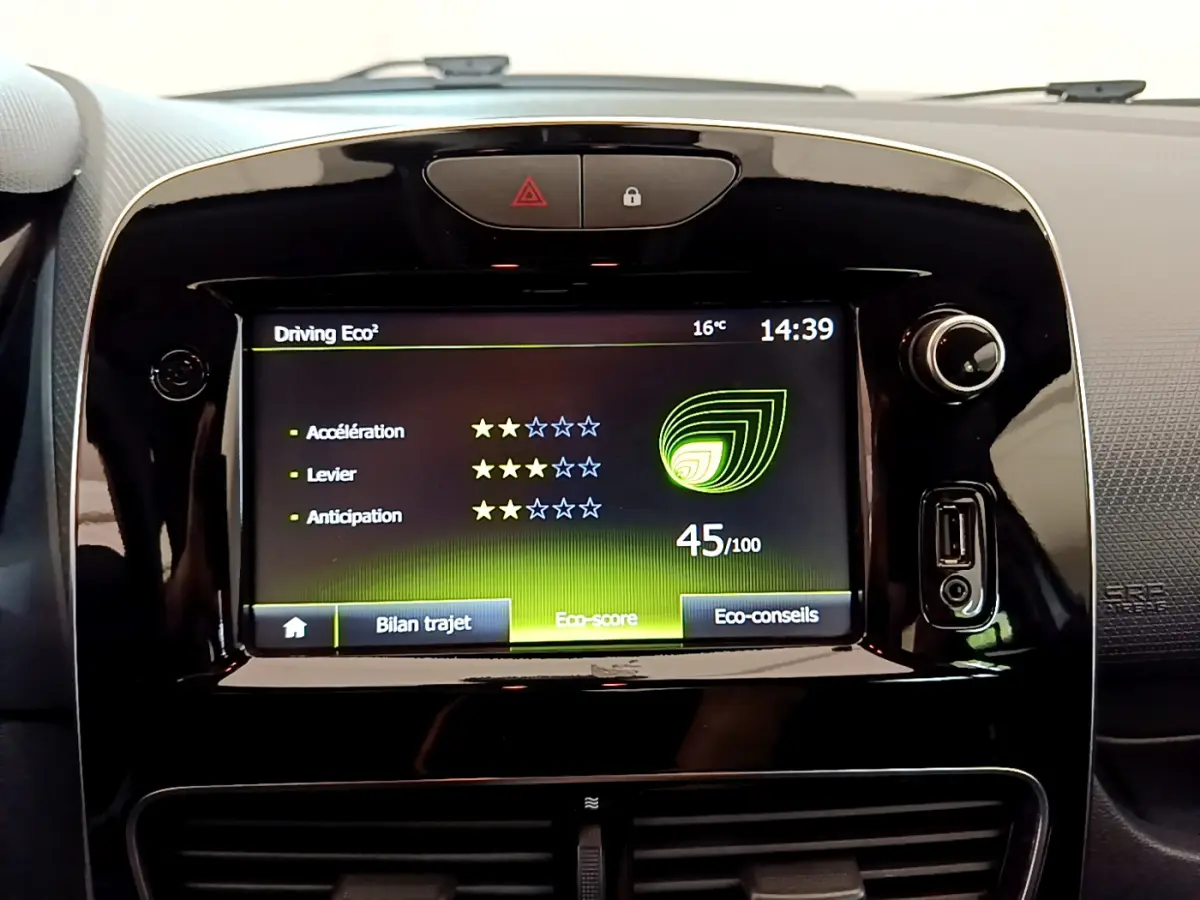 Écran tactile central noir affichant le score Driving Eco² dans l'habitacle d'une Renault Clio Business blanche.