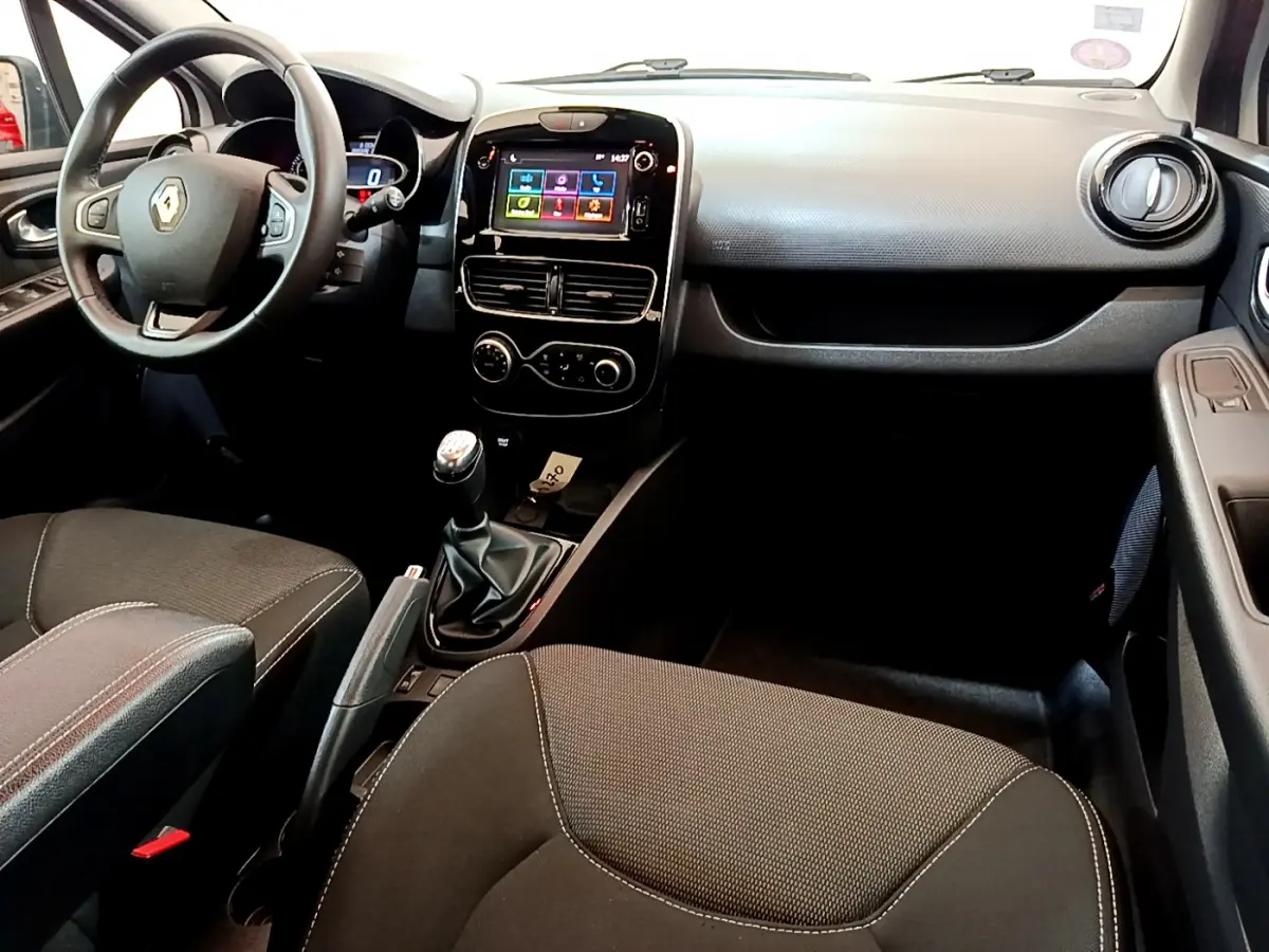 Intérieur noir de Renault Clio Business TCe 90 2019 vu côté conducteur, avec tableau de bord tactile et boîte manuelle.