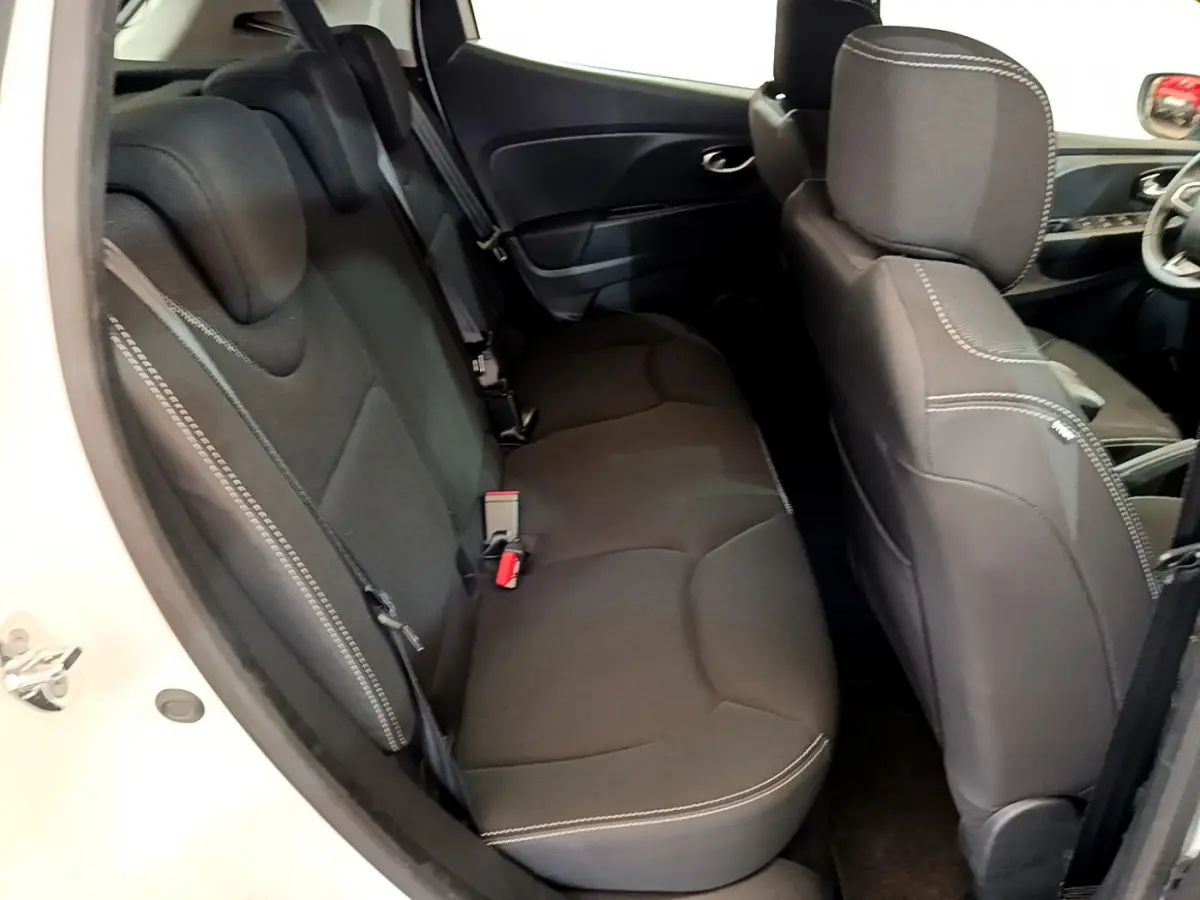 Vue intérieure côté gauche montrant la banquette arrière noire avec surpiqûres blanches de la Renault Clio Business blanche 2019.