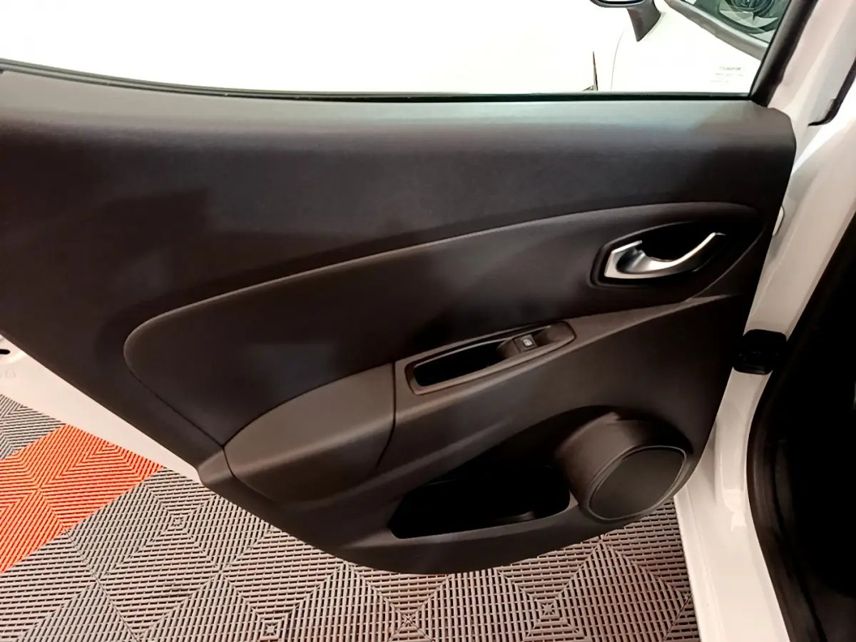 Vue rapprochée de la porte avant droite noire intérieure d'une Renault Clio Business TCe 90 blanche de 2019.