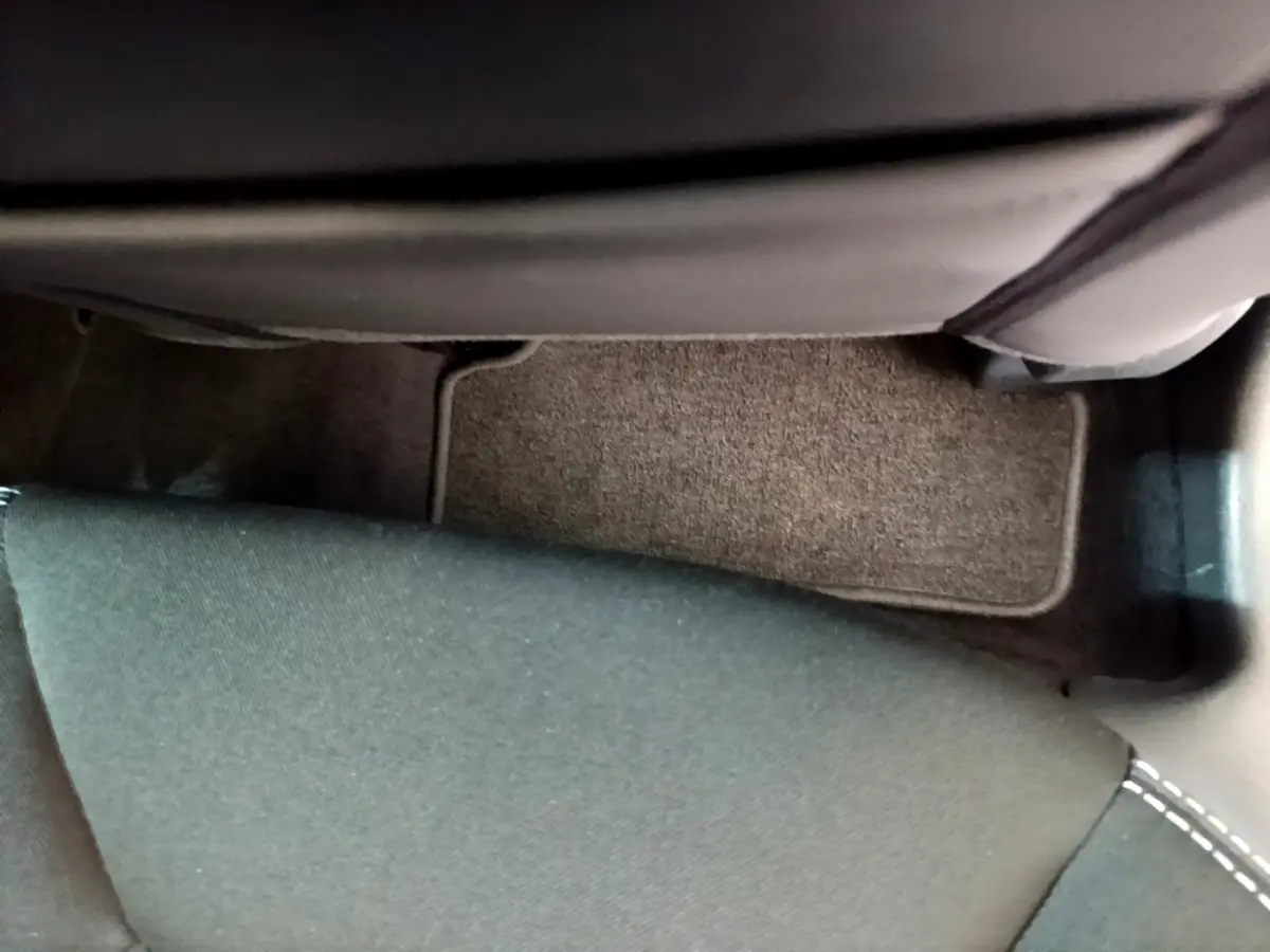 Vue rapprochée du plancher arrière avec tapis gris et siège tissu noir de la Renault Clio Business TCe 90 2019.