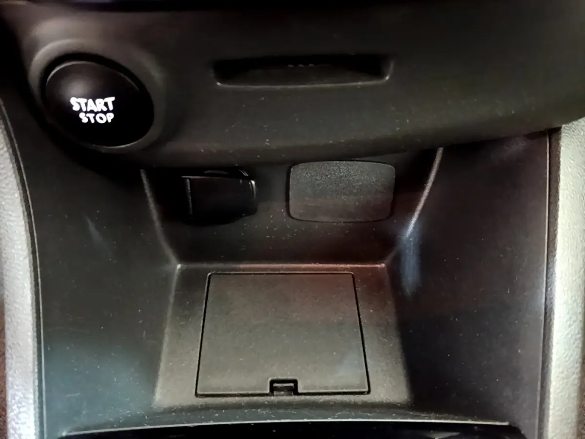 Gros plan sur la console centrale noire de la Renault Clio Business avec bouton Start Stop visible en haut à gauche.