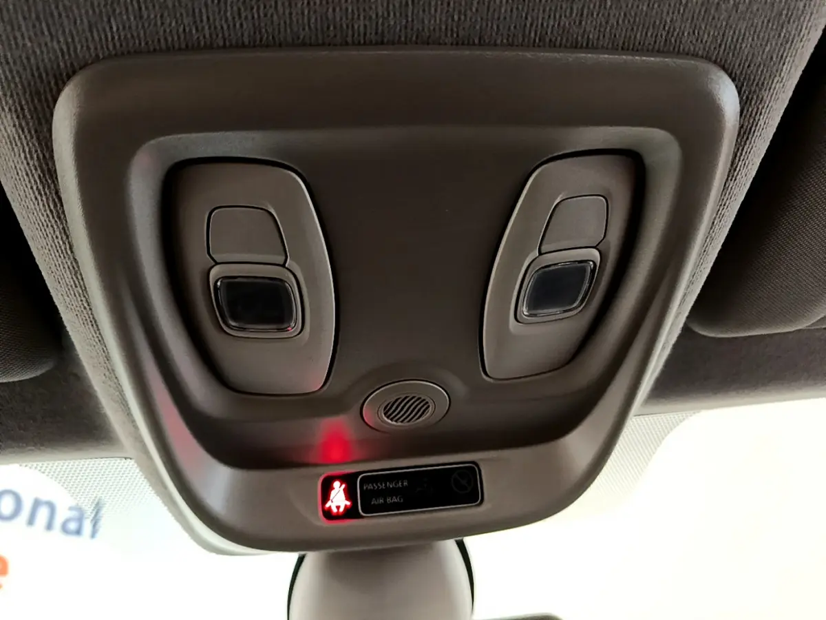 Plafonnier intérieur gris avec éclairage de ceinture allumé dans une Renault Clio Business blanche de 2019.