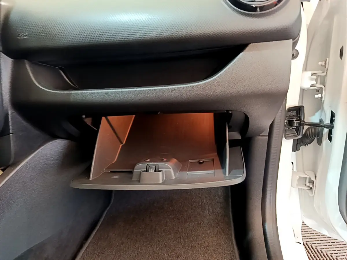 Gant de boîte à gants ouvert côté passager d'une Renault Clio Business TCe 90 blanche, intérieur noir.