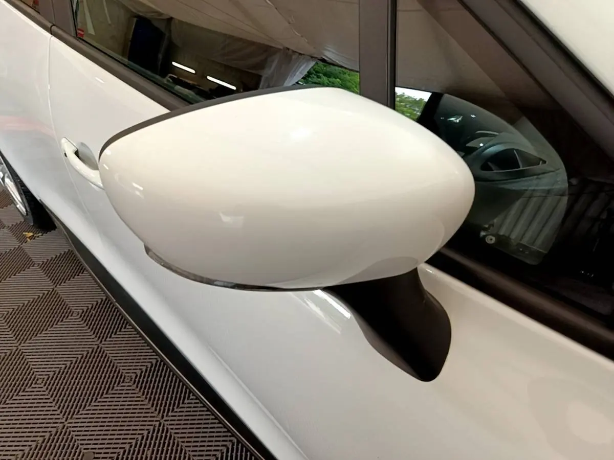 Rétroviseur côté gauche blanc de la Renault Clio Business TCe 90 2019, vue rapprochée sur la portière avant.