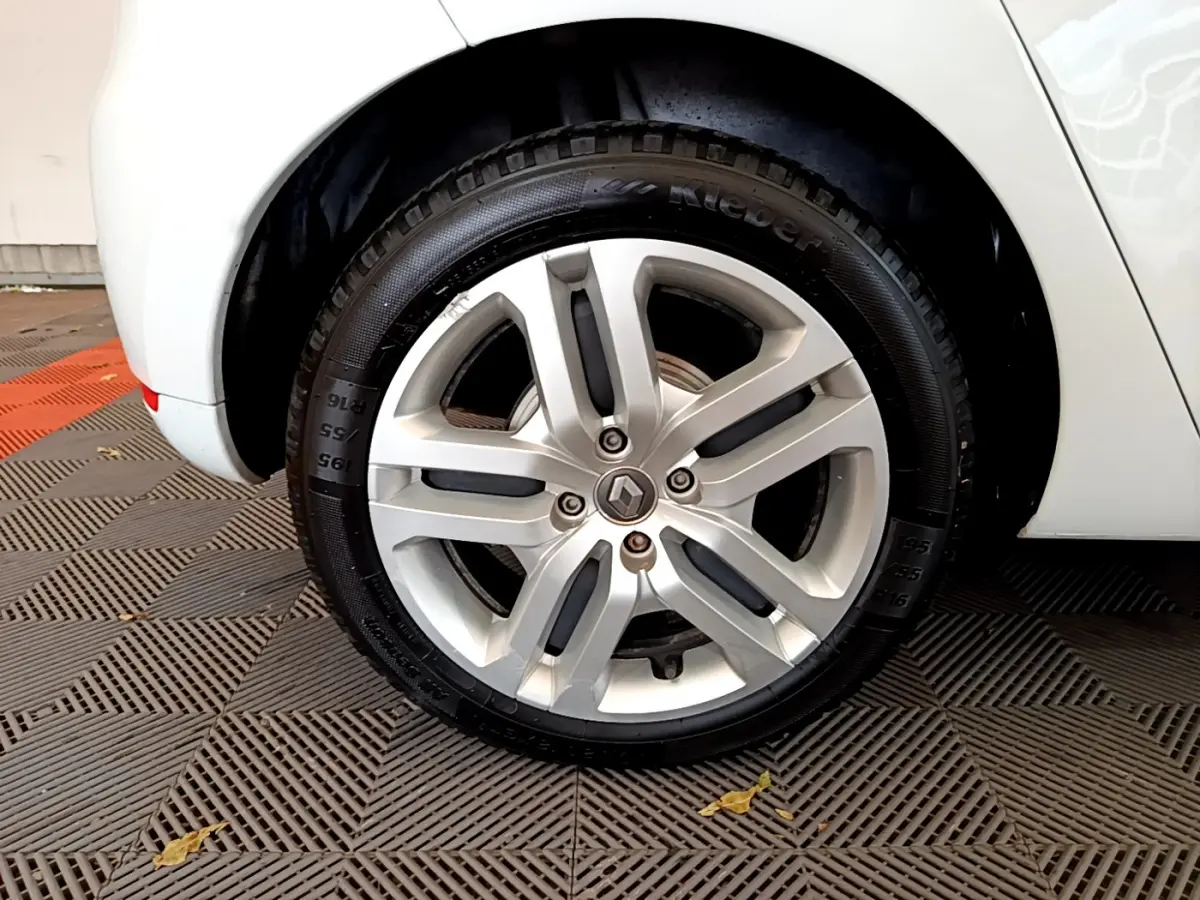 Vue rapprochée de l'aile arrière droite blanche d'une Renault Clio Business TCe 90 de 2019, sur sol carrelé.