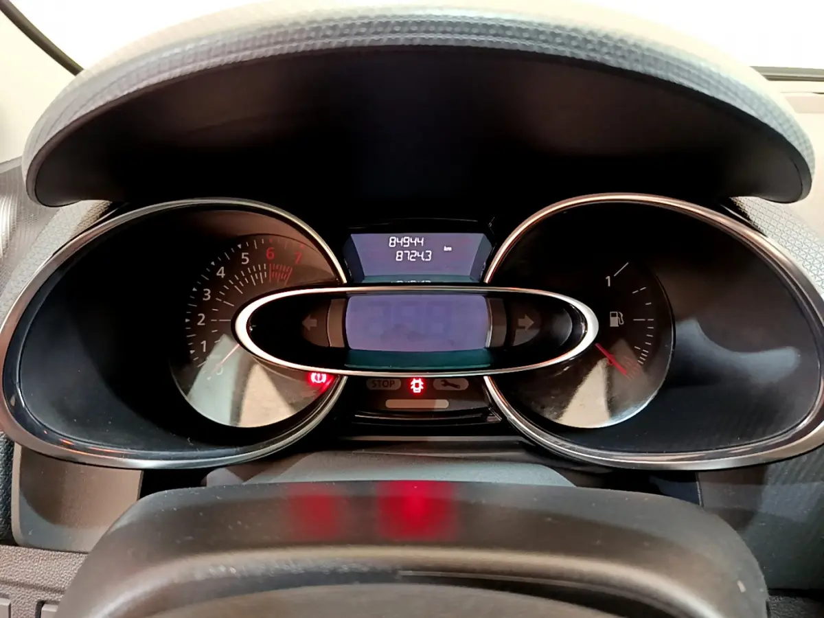 Vue rapprochée du tableau de bord de la Renault Clio Business TCe 90 2019 montrant les compteurs et l'écran digital.