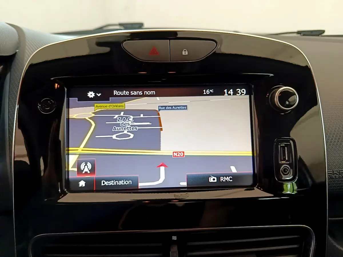 Écran tactile de navigation 7 pouces sur tableau de bord noir brillant d'une Renault Clio Business blanche de 2019.