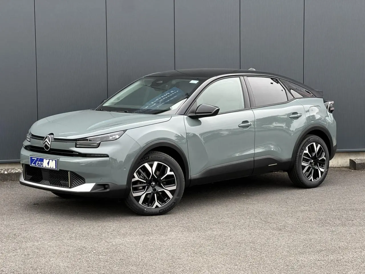 Citroën C4 Manhattan Green vue 3/4 avant droit avec toit noir et jantes alliage 18 pouces diamantées