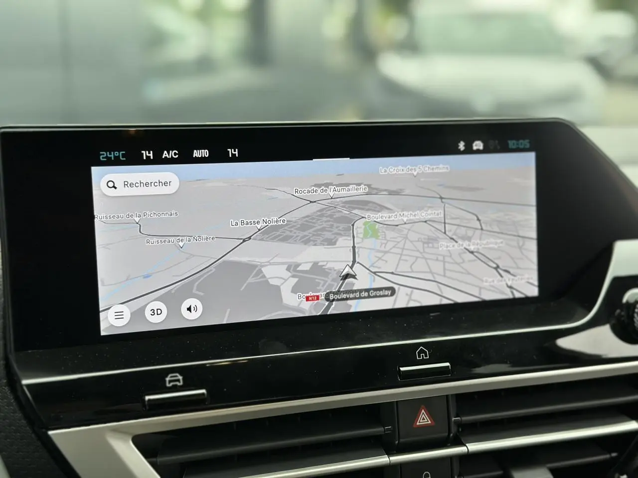 Écran tactile central affichant la navigation 3D du GPS dans l'habitacle de la Citroën C4 hybride 2025.