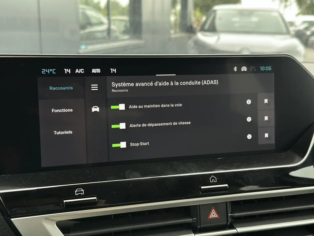 Écran tactile du système d'aide à la conduite dans l'habitacle d'une Citroën C4 Manhattan Green, vue de face