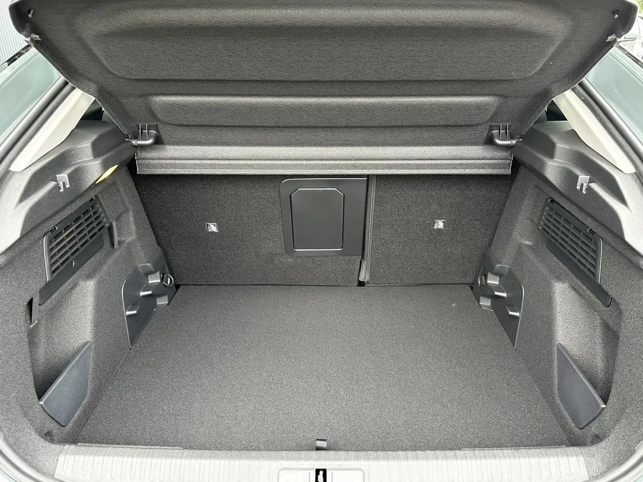 Coffre ouvert de la Citroën C4 Manhattan Green 2025, montrant un espace de rangement propre et bien fini en tissu noir.