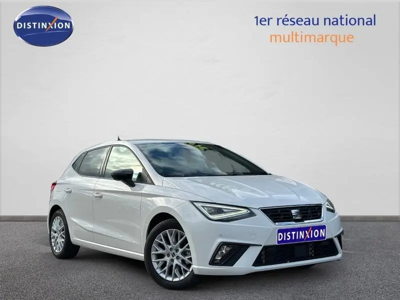 SEAT Ibiza 1.0 TSI 115cv FR blanc Nevada métal vue 3/4 avant avec phares LED et jantes alliage.