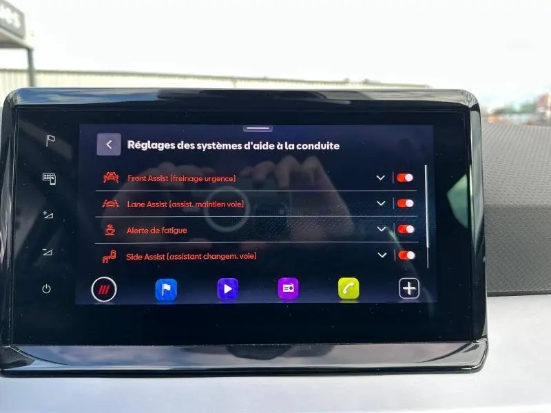 Écran tactile du système d’aide à la conduite dans une SEAT IBIZA 1.0 TSI 115cv FR 2025, affichage des réglages activés.