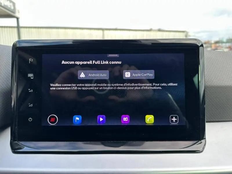 Écran tactile central du tableau de bord de la SEAT Ibiza 2025, affichant les options Android Auto et Apple CarPlay.