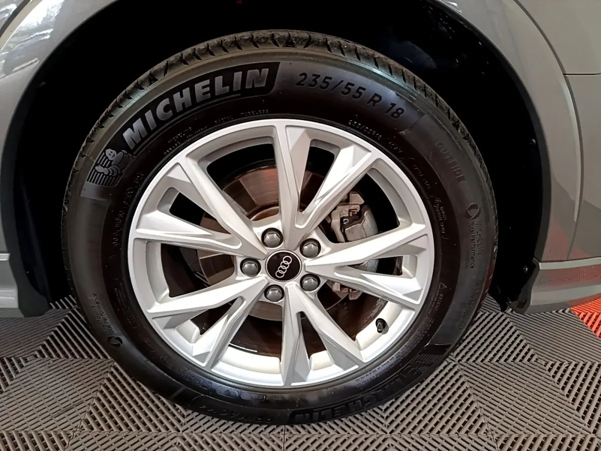 Gros plan sur la roue avant droite gris foncé de l'Audi Q3 35 TFSI avec jante alliage et pneu Michelin.