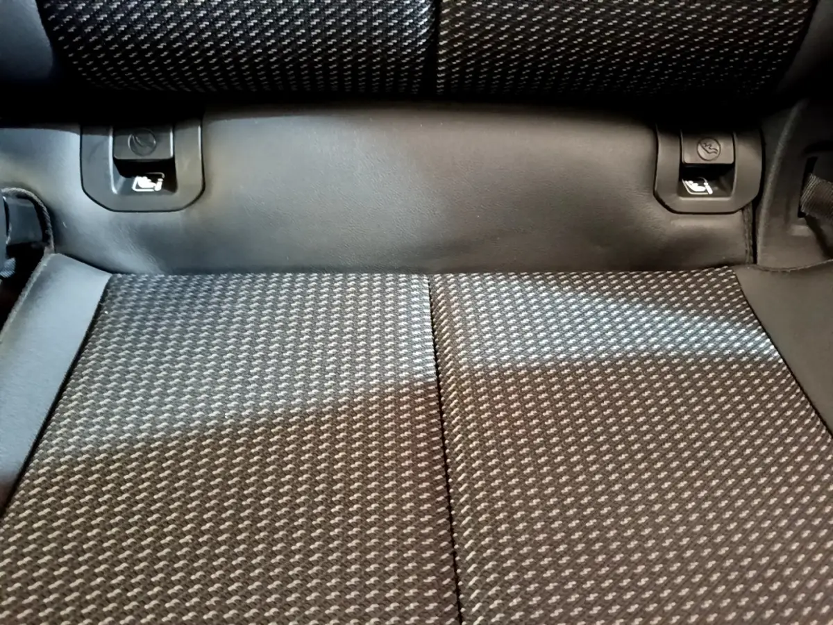 Gros plan sur l'assise arrière en tissu gris à motif pied-de-poule de l'Audi Q3 35 TFSI S Line 2021.