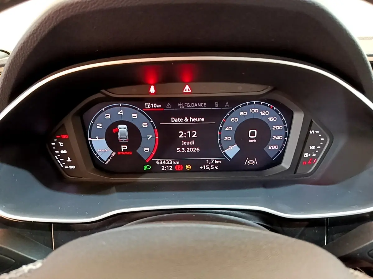 Tableau de bord numérique de l'Audi Q3 35 TFSI gris foncé, affichage multifonctions et compteurs digitaux vus de face.