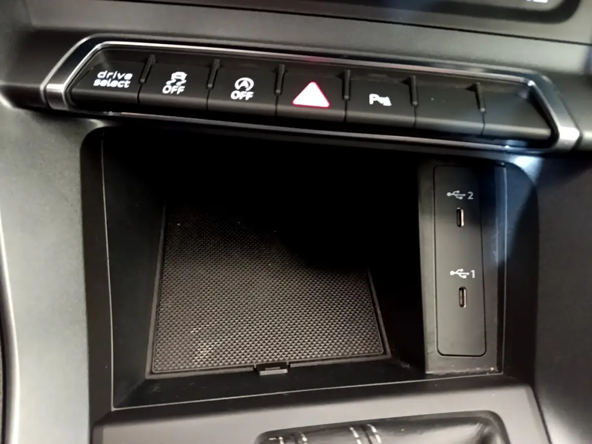 Détail du tableau de bord de l'Audi Q3 35 TFSI S line 2021 montrant les boutons de contrôle et ports USB.