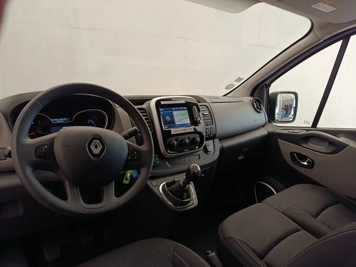 Vue intérieure côté conducteur du Renault Trafic Fourgon 2017, montrant le volant multifonctions et la console centrale avec écran tactile.