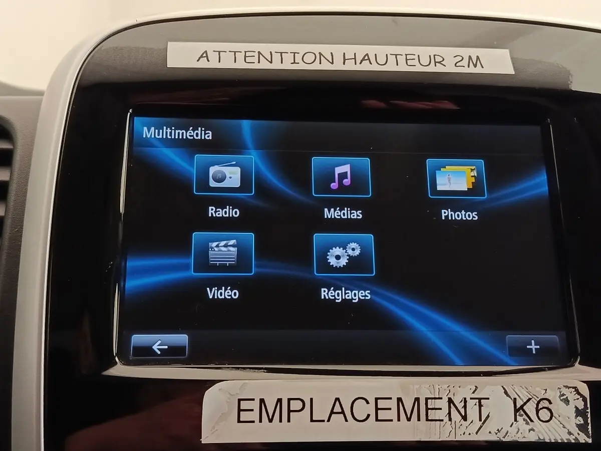 Écran tactile multimédia du Renault Trafic Fourgon blanc, affichant les options Radio, Médias, Photos, Vidéo et Réglages.