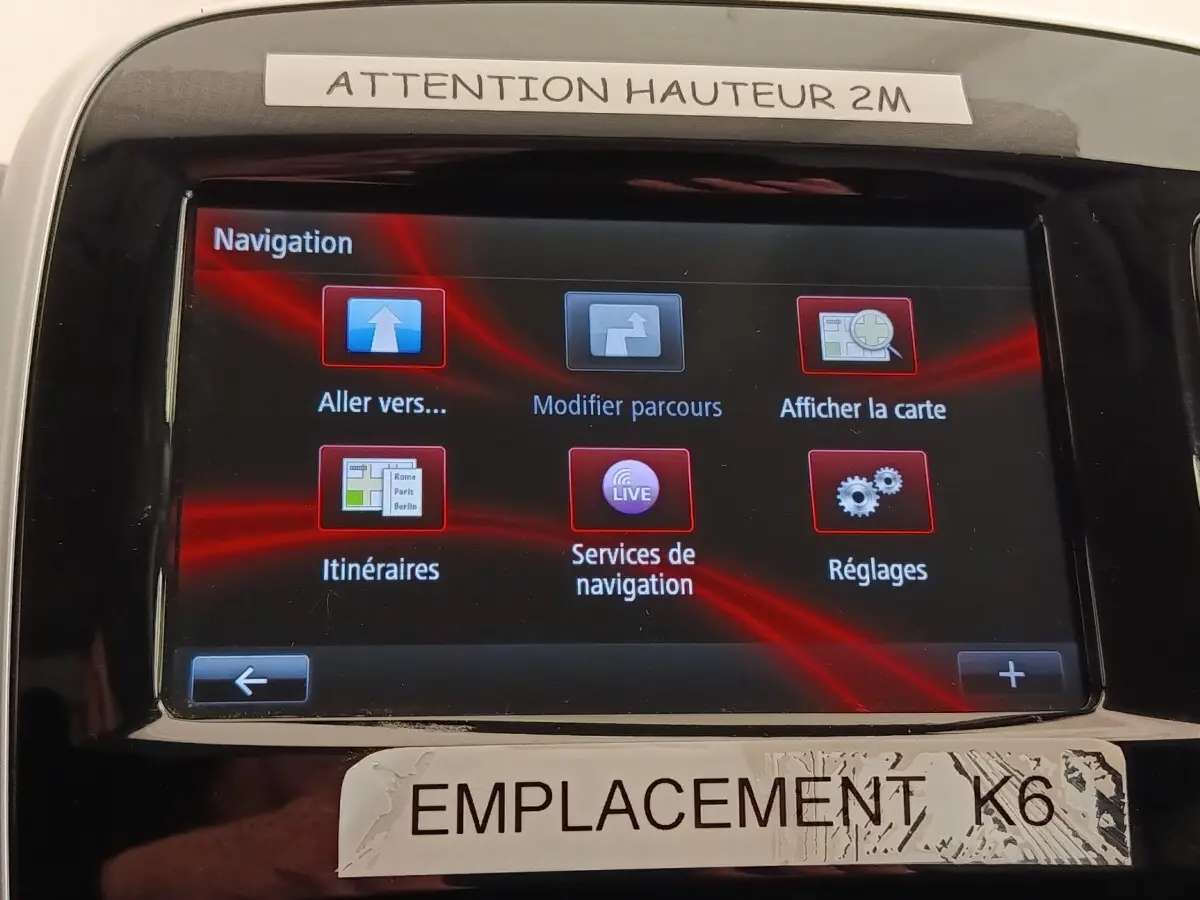 Écran tactile de navigation du Renault Trafic Fourgon blanc, vue rapprochée de la console centrale.