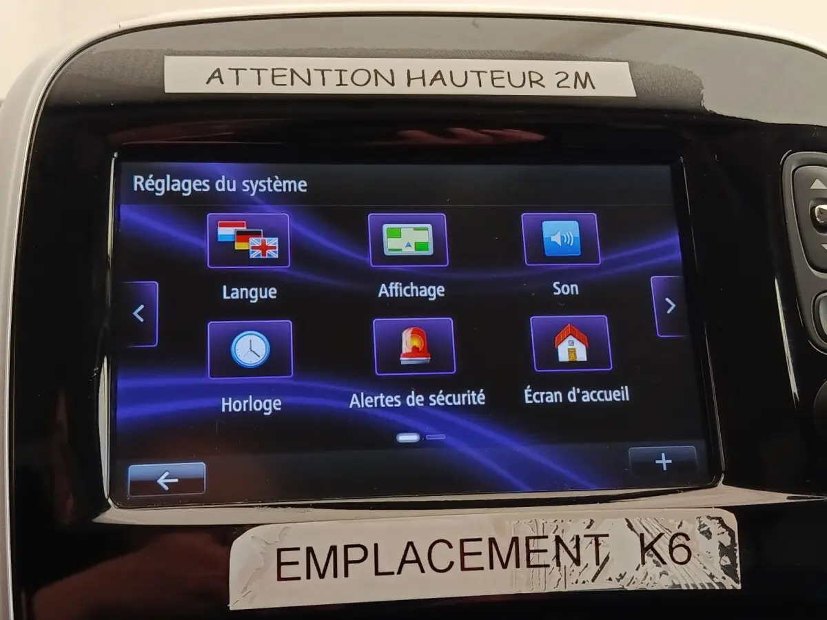 Écran tactile du système multimédia du Renault Trafic Fourgon blanc, vue frontale du tableau de bord.