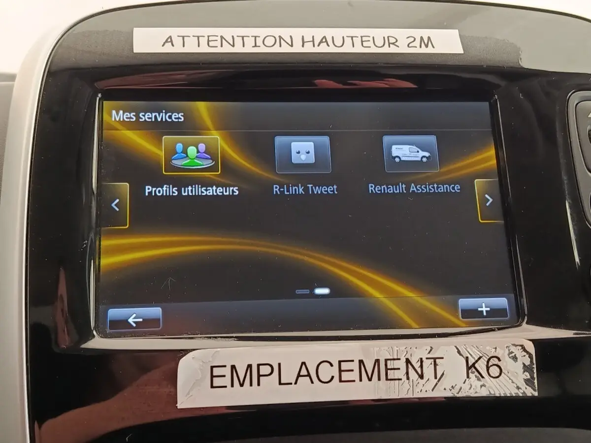 Écran tactile central du Renault Trafic Fourgon blanc, affichant le menu "Mes services" avec profils utilisateurs.