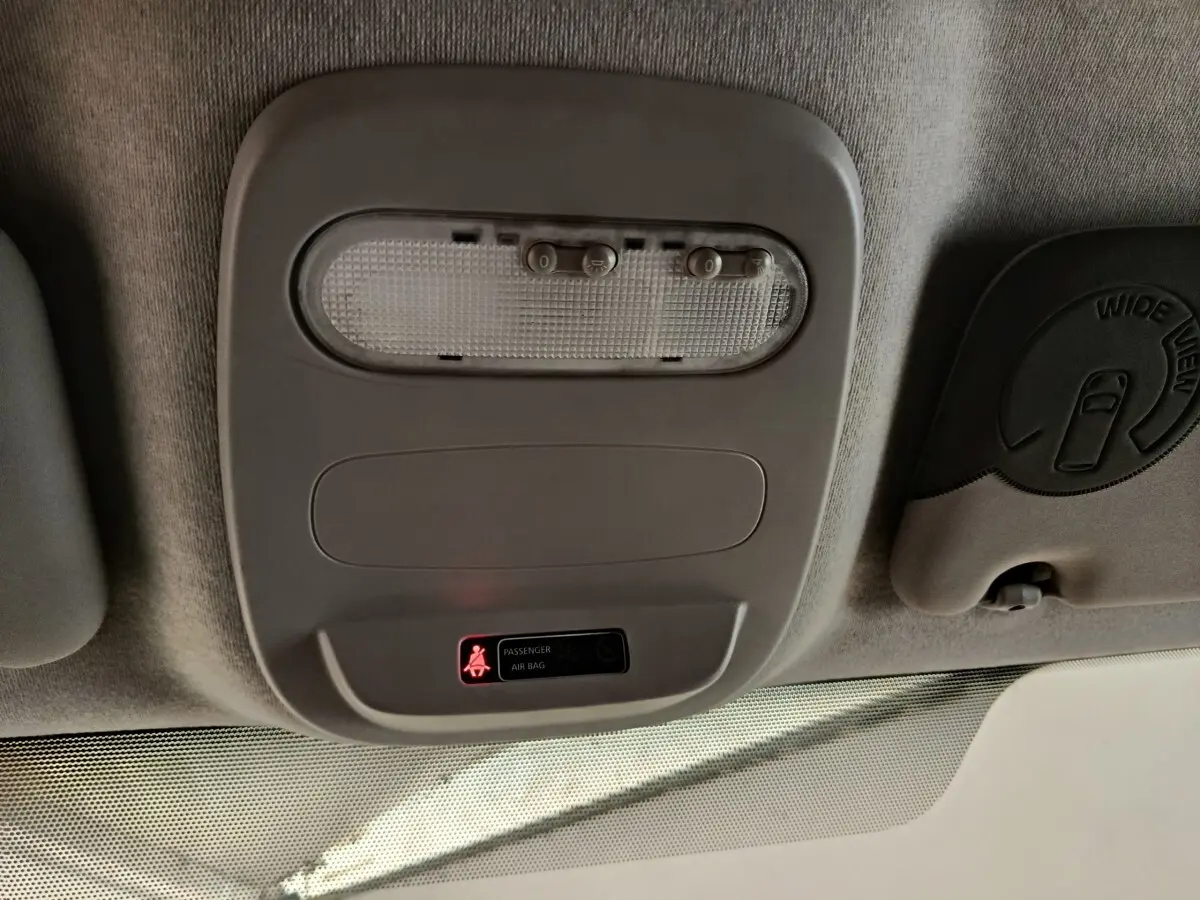Vue intérieure du plafonnier gris du Renault Trafic Fourgon avec témoin airbag passager allumé en rouge.