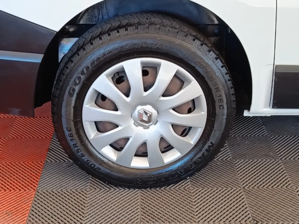 Gros plan sur la roue avant droite blanche d’un Renault Trafic Fourgon avec enjoliveur argenté et pneu Goodyear.