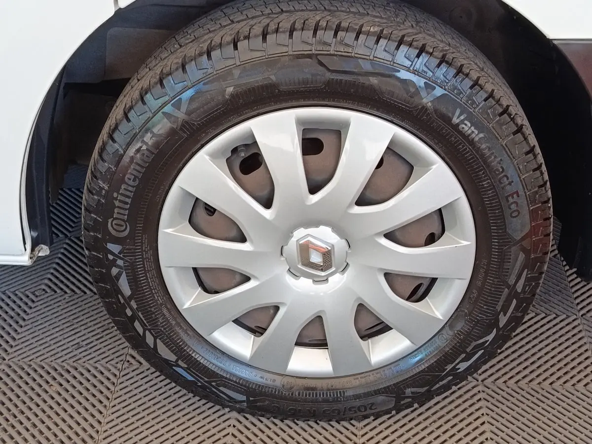 Gros plan sur la roue avant droite blanche du Renault Trafic Fourgon avec enjoliveur argenté et pneu Continental.