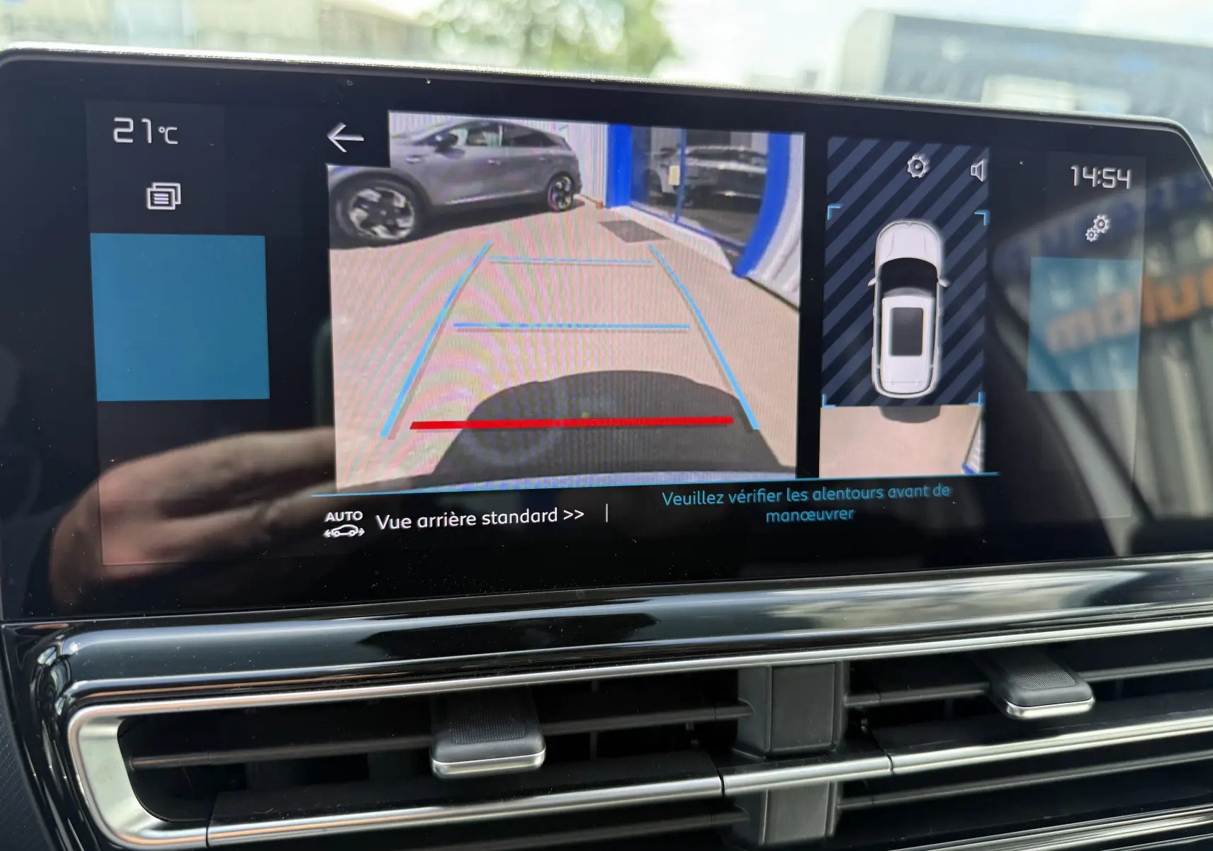 Écran de caméra de recul du Citroën C5 Aircross Hybrid blanc, vue arrière avec guidage de trajectoire visible.