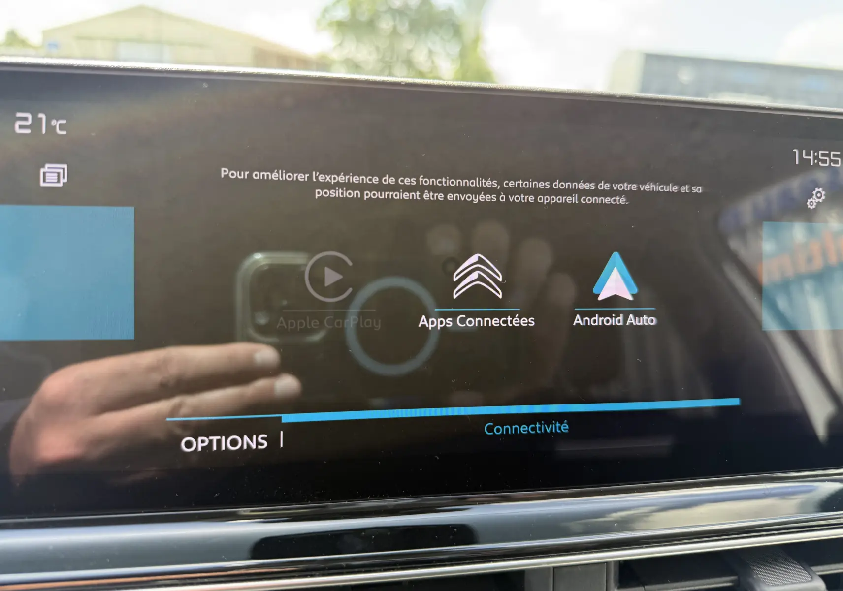 Écran tactile intérieur du Citroën C5 Aircross Hybrid 145, affichant les options Apple CarPlay, Apps Connectées et Android Auto.
