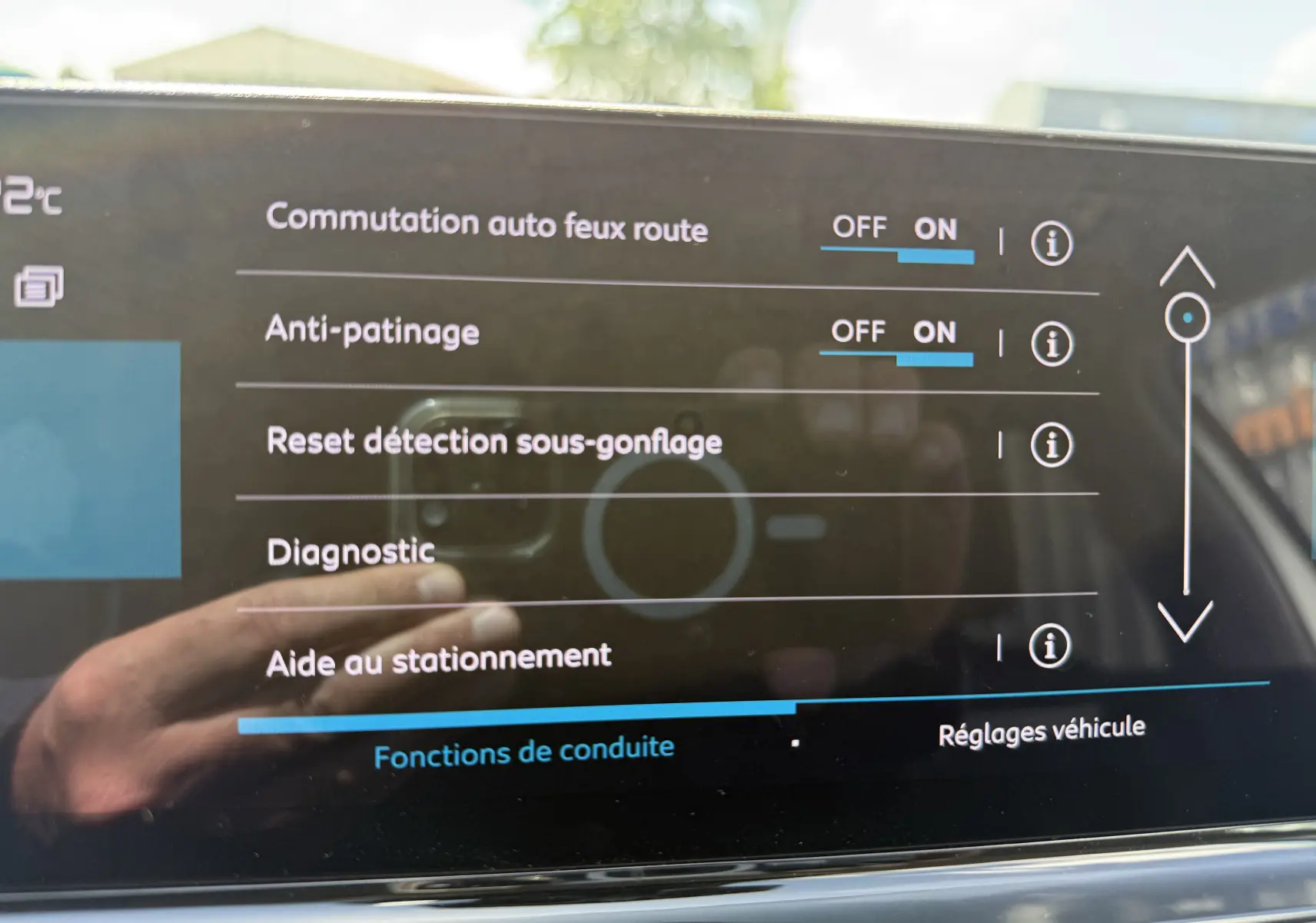 Écran tactile intérieur du Citroën C5 Aircross Hybrid 2025 affichant les réglages d’aides à la conduite.