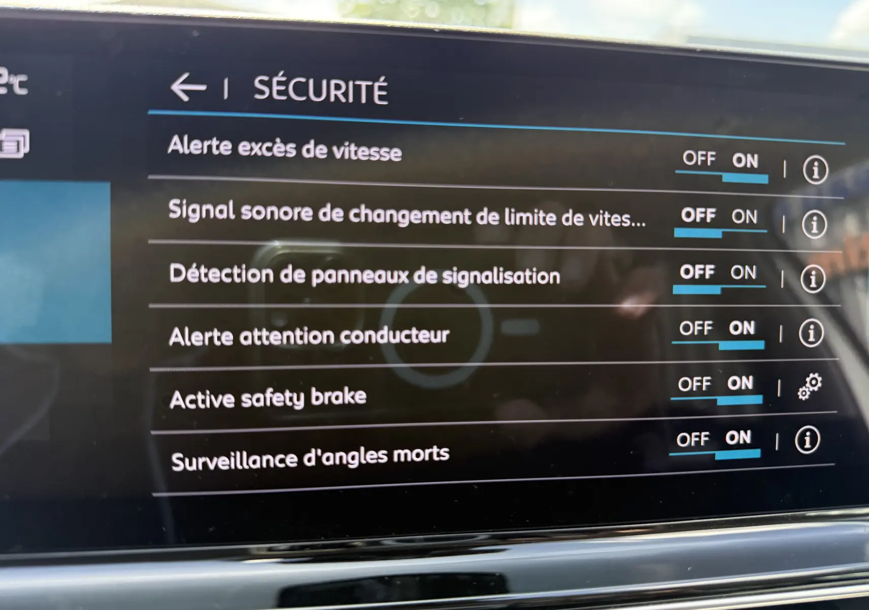 Écran tactile intérieur du Citroën C5 Aircross Hybrid 145 e-DSC6 Max montrant les options de sécurité activées.