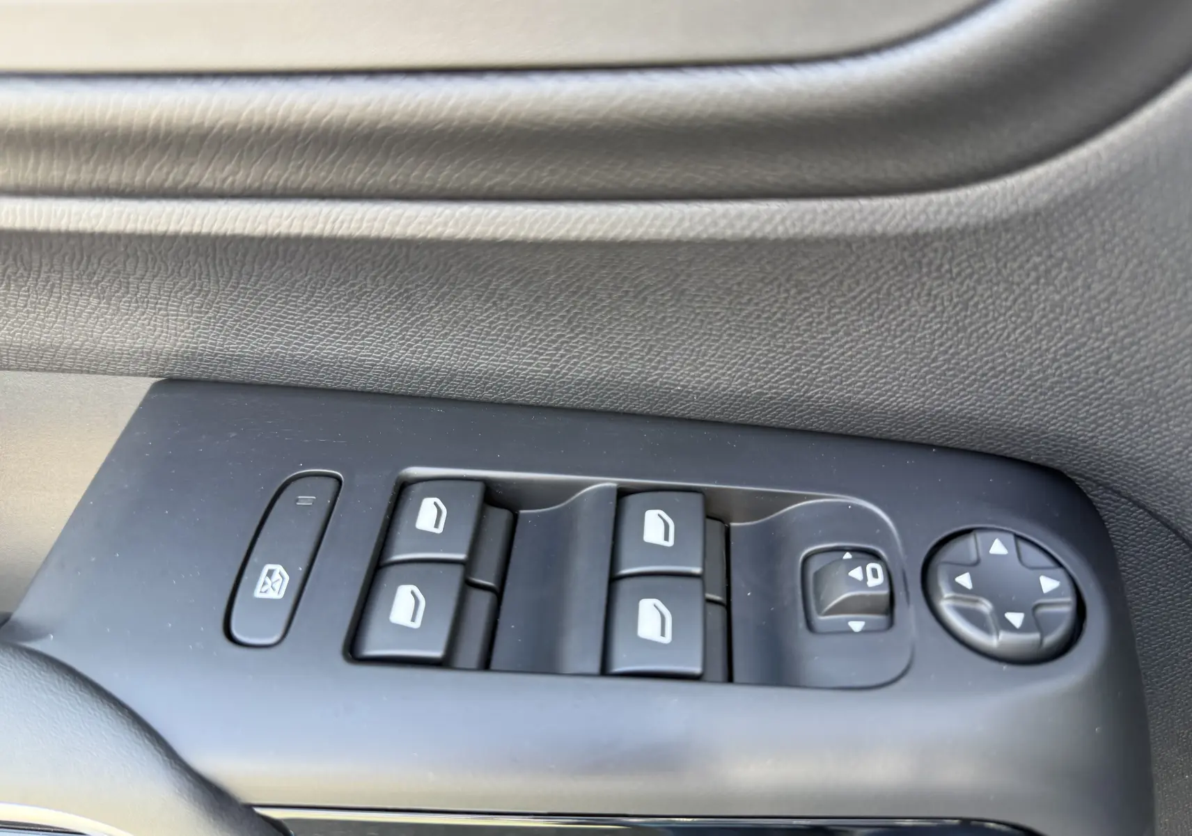 Gros plan sur les commandes des vitres et rétroviseurs côté gauche d'une Citroën C5 Aircross Hybrid blanc Okenite 2025.